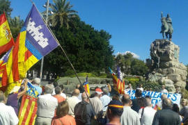 La concentració s'ha desenvolupat davant l'estàtua de Jaume I de la plaça d'Espanya.