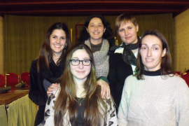 Les quatre candidates amb la regidora de Cultura durant la presentació.