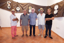 El divendres Jaume Albertí pronuncià el pregó al Museu de Sóller. A la imatge amb els organitzadors de la Nit de l'Art.