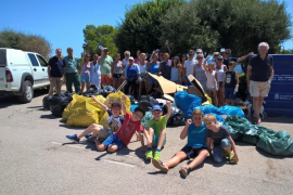 Els veïns col·laboren en la neteja de Cala Pi