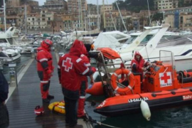 Efectius de creu roja en el salvament.