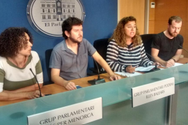Patrícia Font de Més per Menorca, Alberto Jarabo de Podem, Pilar Costa del PSIB-PSOE i David Abril de Més per Mallorca durant la roda de premsa d'aquest dilluns.