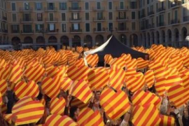 «Un miler d'illencs es comprometen amb la democràcia i la voluntat del poble català»