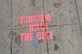 Pintades contra el turisme en un carrer de Palma.