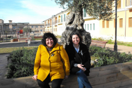 Margalida Campins és casada, té una filla i treballa de perruquera.
Catalina Crespí té una botiga, també és casada i té una filla.