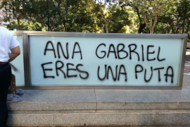 Pintades d'amenaça a Anna Gabriel