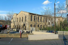 Vista general de la Fàbrica Nova. L'edifici comença a acusar els anys d'abandonament.