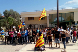 El degà de la UIB, Miquel Deyá, requisa una senyera durant l'acte a favor de la democràcia 