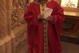 El Bisbe Salinas amb la nova Carta Pastoral dedicada a Ramon Llull.