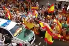 [VÍDEO] Acomiaden la Guàrdia Civil d’arreu de l’Estat amb càntics de: «¡A por ellos, Oé!»