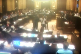 Una persona irromp el ple del Parlament a crits contra la consellera, Fina Santiago