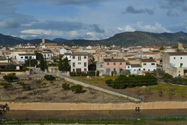 El demandant demana una indemnització, en concepte de responsabilitat civil, de 2.000 euros pels danys morals ocasionats.