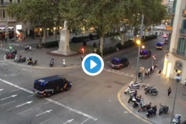 [VÍDEO] La policia espanyola surt als carrers a provocar durant el discurs de Puigdemont