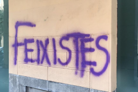 Apareixen pintades de 'feixistes' a la seu del PP 