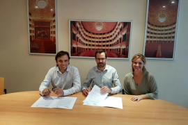 Signatura del conveni entre el Teatre Principal Palma i el Teatre Principal de Maó.