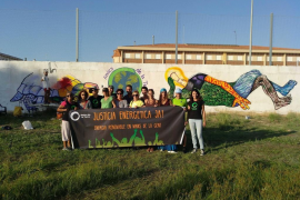 El grup d’Amics de la Terra amb el mural de Soma.