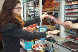 La consellera de Medi Ambient del Consell de Mallorca Sandra Espeja retornant un envàs a la ciutat alemanya de Düsseldorf. 