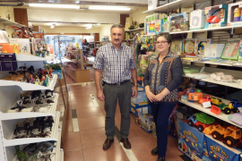 Ramon Rullan i Pilar Delgado, de Can Rullan, es retiren. La botiga es va obrir fa 73 anys.