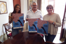 Taty Ferrer, Joan Sastre i Maria Creu Ensenyat presentaren el cartell de la primera activitat.