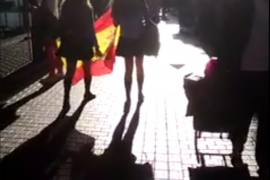 Dues estudiants amb la bandera d'Espanya canten l'himne franquista a Palma