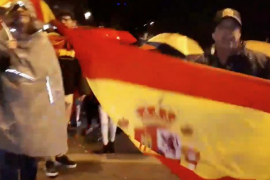 [VÍDEO] L’obliguen a besar la bandera espanyola i a cridar ¡Viva España!