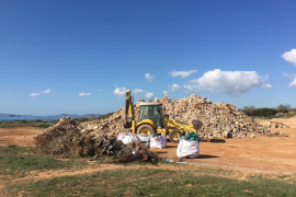 Retiren més de 1.000 tones de runa i altres residus depositats al Carnatge