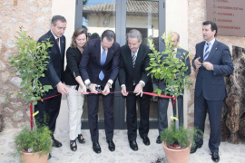 Simarro, Salom, Bauçà, Orell, Gómez i Company, tallant la cinta durant l'acte oficial d'avui.