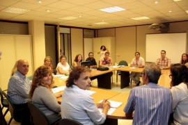 Caps de la conselleria i els representants dels docents no universitaris en una imatge d'arxiu de l'any 2013.