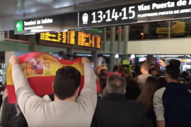 L’arribada de Simó i Nuet a Madrid: banderes espanyoles, insults i amenaces