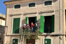 El brot de pi és una ensenya tradicional que, penjada a la porta dels cellers, avisava que ja hi havia vi novell.