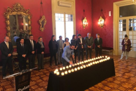 El Parlament encén 44 espelmes per les víctimes de la violència masclista de 2017
