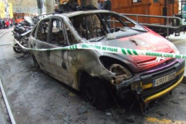 Kale Borroka a Sóller: un cotxe de policia, tres motociletes i diversos contenidors, incendiats intencionadament