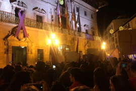 Imatge de la plaça de Cort durant la manifestació contra la violència masclista d'aquest dissabte.