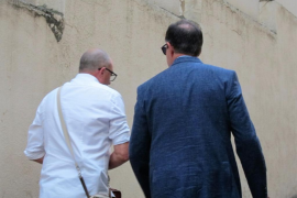 El fiscal Miguel Ángel Subirán i el jutge Manuel Penalva surten del Jutjat.