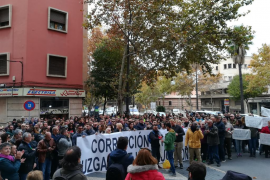 Unes 200 persones es concentren contra el fiscal Subirán i el jutge Penalva