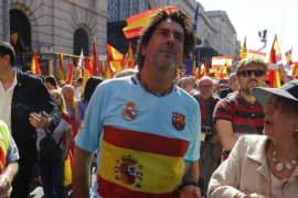 [VÍDEO] Álvaro de Marichalar «neteja» pintades a favor de l’alliberament dels presos polítics