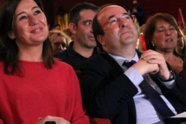 Pla mig de la presidenta de les Illes Balears, Francina Armengol, i del candidat del PSC el 21-D, Miquel Iceta, en un acte de campanya dels socialistes, el 12 de desembre de 2017 (horitzontal)