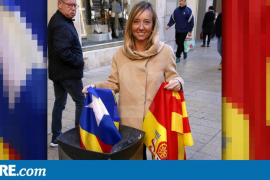 La candidata del PPC per Lleida es fotografia llançant una estelada al fems