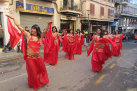 Grup de ballarines orientals que obtingué el primer premi de carrosses.