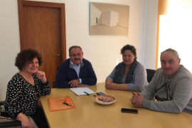 Reunió de la Plataforma i el batle de Sant Joan Antoni Marí.