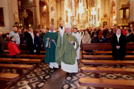 El bisbe beneeix la restauració de la rosassa i els vitralls de l'església de Sant Bartomeu