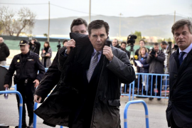 L'expresident del Govern balear, Jaume Matas, a la seva arribada a l'edifici de l'Escola Balear de l'Administració Pública quan va arrencar el judici del cas Nóos.