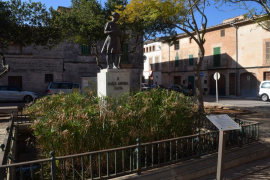 Estàtua de Maria Antònia Salvà a Llucmajor.