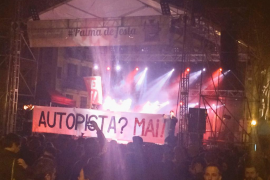 Milers de persones han participat a la Revetla de Sant Sebastià.