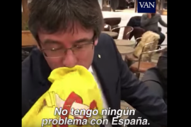[VÍDEO] Puigdemont besa una bandera espanyola perquè «no tenim cap problema amb Espanya»  