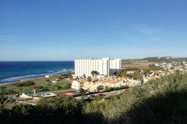 El GOB Menorca inicia una recollida de signatures per evitar la remodelació dels hotels de Son Bou