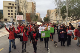 Centenars de persones s'han manifestat en contra de l'extermini de cabres d'Es Vedrà. 