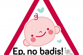 «Ep, no badis!» els nous adhesius en català per alertar que hi ha infants al cotxe