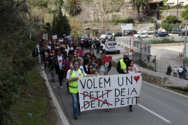 Unes 200 persones es manifesten a Deià contra el model urbanístic 'especulatiu'