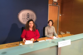 Les portaveus socialistes Pilar Costa i Bel Oliver aquest dilluns al Parlament.